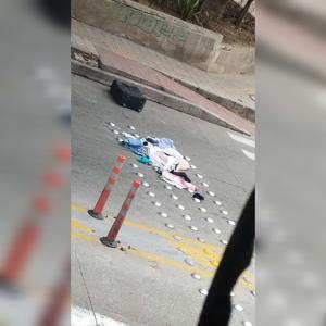 La ropa en el interior del bolso 