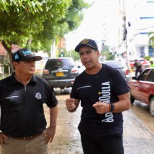 Alejandro Char en medio del anuncio