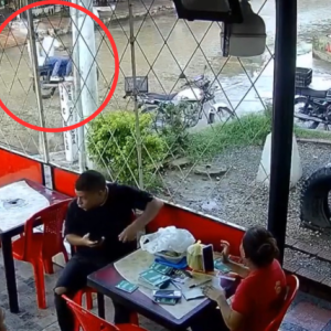 Momento en que pasa la moto abordada por los sujetos que accionan sus armas de fuego