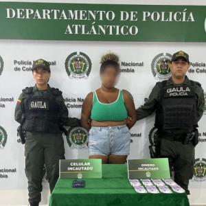 mediante llamadas telefónicas y mensajes de WhatsApp amenazantes, a cambio de no enviar unas fotos íntimas a su esposa, de un encuentro sexual previo que tuvieron.