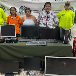 Las mujeres capturadas y los equipos incautados por las autoridades