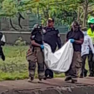 Unidades de rescate y de la policía tras rescatar el cuerpo