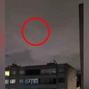 Momento en que la mujer capta la alucinación