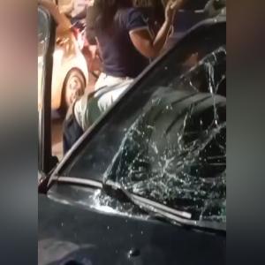 El vehículo quedó con el panorámico destruido tras el impacto