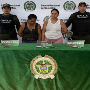 Las dos mujeres luego de ser capturadas por el grupo Gaula.