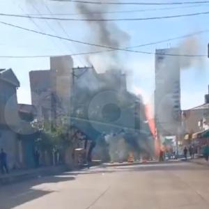 Llantas quemadas en el centro de la ciudad como consecuencia de las protestas de este martes