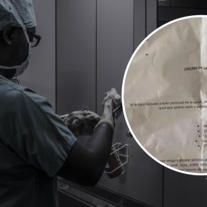 Imagen de referencia de unos médicos y el panfleto extorsivo