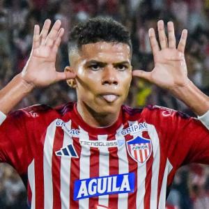 José Enamorado celebra un gol delante de la hinchada de Junior