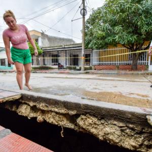 La socavación por la que cayó la mujer