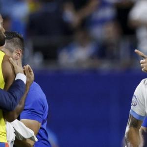 Luis Suárez señala amenazante al atacante colombiano