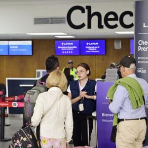 Gente llegando al aeropuerto Ernesto Cortissoz para tomar sus vuelos