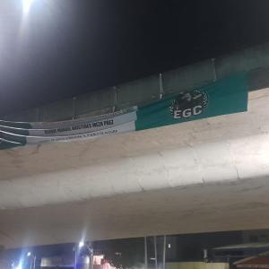 Cartel del Clan del Golfo instalado en el puente de la avenida Murillo