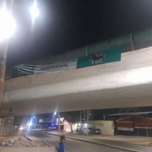 Cartel de las Autodefensas Gaitanistas de Colombia puesto sobre un puente de la ciudad. 