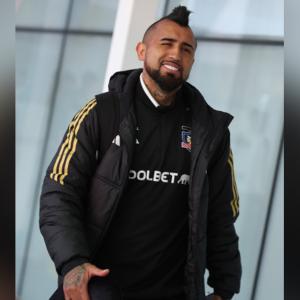 Arturo Vidal en su arribo a Barranquilla