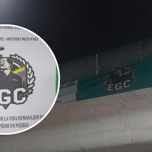 Aspecto de las banderas del Clan del Golfo distribuidas a lo largo de Barranquilla durante la madrugada de este lunes