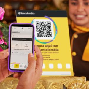 Usuario de Bancolombia haciendo pago a través de QR