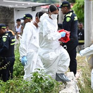 La cabeza en manos del cuerpo de peritos de la Fiscalía