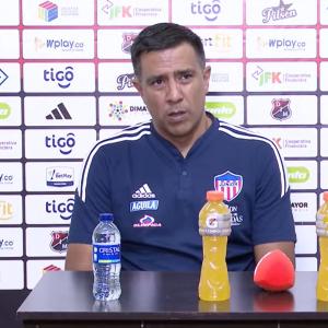 César Farías, entrenador del Junior de Barranquilla, en rueda de prensa