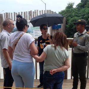 Policías guiando a turistas en la Ciénaga Mallorquín