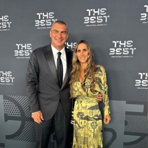 Faryd Mondragón junto a su esposa en la gala de los Premios The Best