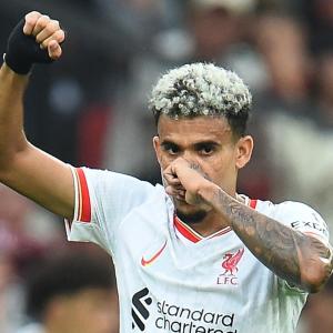 Luis Díaz celebra el gol convertido 
