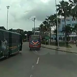 Momento exacto en que la mujer comienza a caer del bus en movimiento