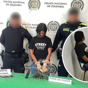 La joven capturada con bolsas en sus manos para no perder rastros de pólvora