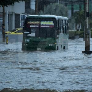 Bus de Coolitoral en medio del arroyo en la vía 40