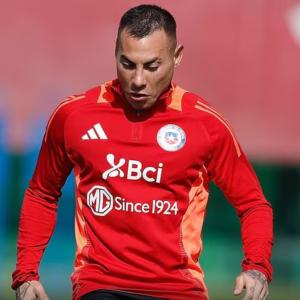 El delantero Eduardo Vargas en el último entrenamiento de la selección de Chile antes de viajar a Barranquilla.