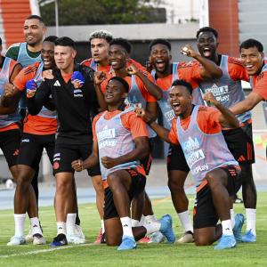 Jugadores de Colombia tras un entrenamiento en El Alto, Bolivia, previo al juego de este jueves