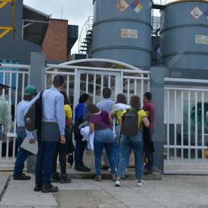 Trabajadores al ser evacuados de la fábrica