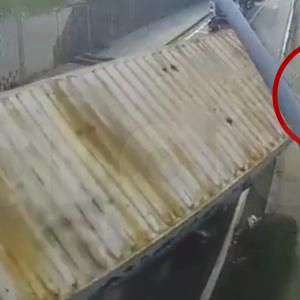 Momento en que el camión empieza a volcarse