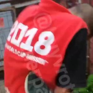 Momento en que el hombre recibe una patada a la altura de sus costillas