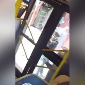Momento en que rompen una de las puertas del bus