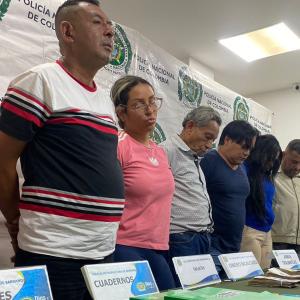 Los capturados al ser presentados por la Policía