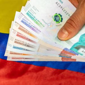 Dinero colombiano contándose.