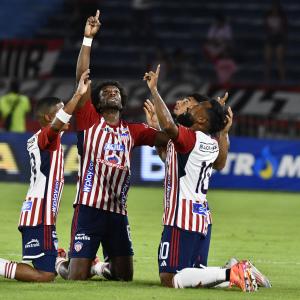 Jugadores de Junior celebran un triunfo.