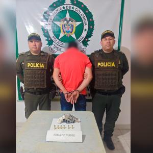 Policías con el capturado por homicidio.