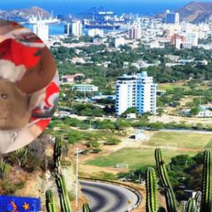 Un taxi decorado para Navidad en Santa Marta.