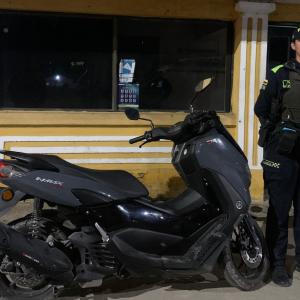 Uniformados de la Policía Metropolitana de Barranquilla con moto hurtada que recuperaron.