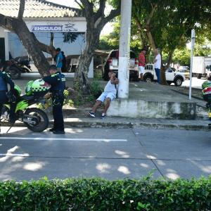 Policías en el lugar donde se registró el intercambio de disparos.