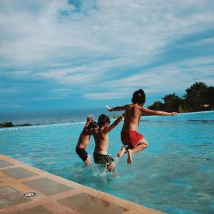 Imagen referencial de niños jugando en una piscina.