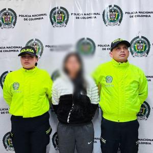 Mujer capturada por abusar y empalar a menor en Bogotá.
