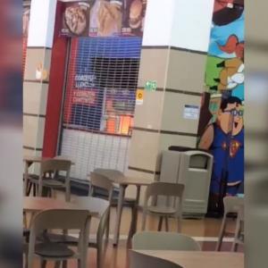 Momentos del incendio de local en el Portal del Prado.