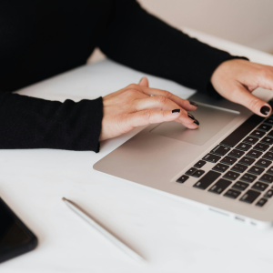 Persona utilizando un computador.