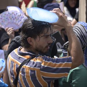 Fans de Shakira buscando alternativas para soportar el sol.