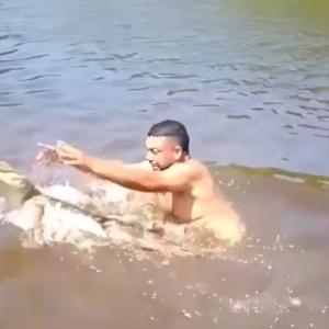 Hombre con una babilla en un playón de media Luna, Cesar.