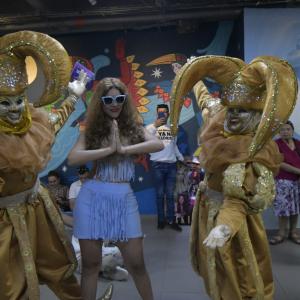 Imitadora de Shakira en el aeropuerto Ernesto Cortissoz, de Barranquilla.
