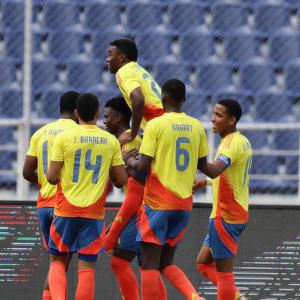 Jugadores de Colombia celebran un gol ante Chile.