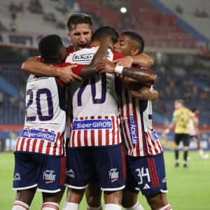 Jugadores de Junior celebrando un gol.